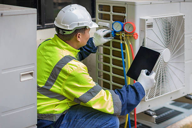 Professional Hvac technician working in Taft, TX